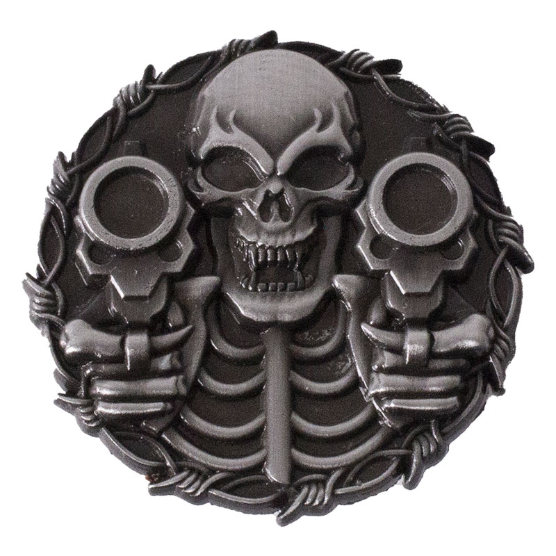 Insigne de crâne avec pistolets