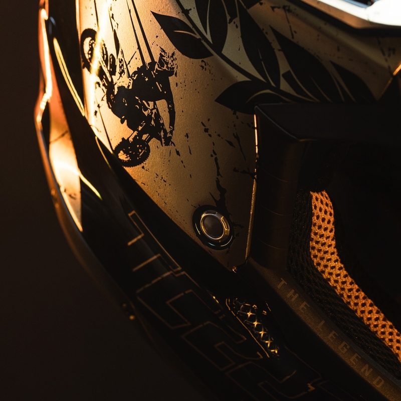 Casque cross Airoh Aviator 3.0 "TC 222 THE LEGEND" noir-or