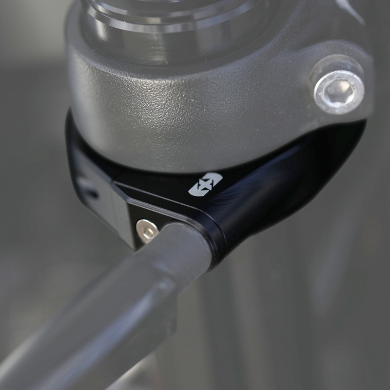 Adaptateurs noirs Oxford pour fixer les clignotants aux tubes de fourche avant