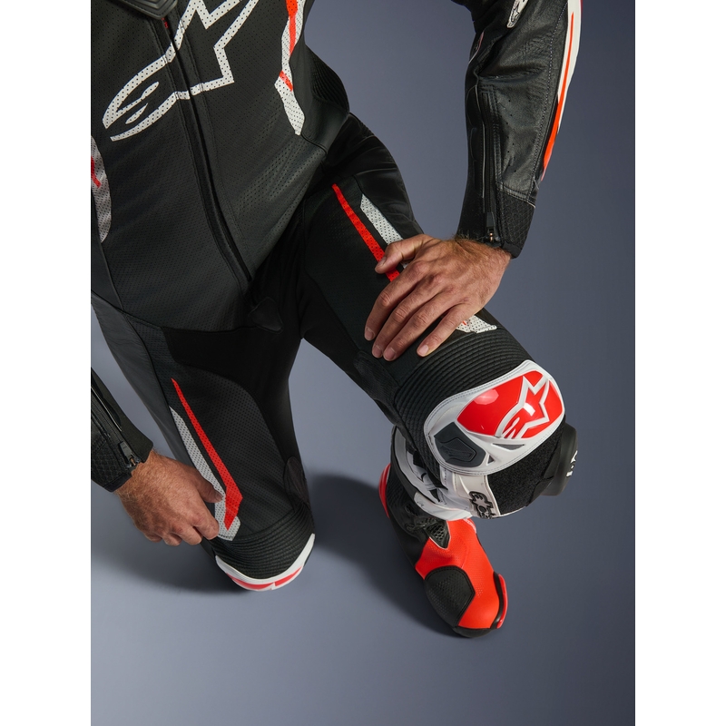 Combinaison de moto Alpinestars GP TECH V5 en cuir monobloc noir-blanc-rouge fluo